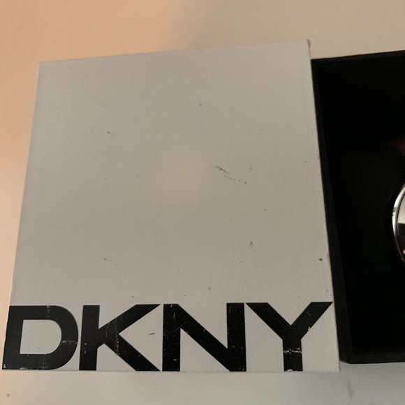 DKNY New never been worn watch with crystal face - Picture 6 of 8